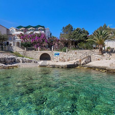 Apartmani Nikola Zastražišće Exterior foto