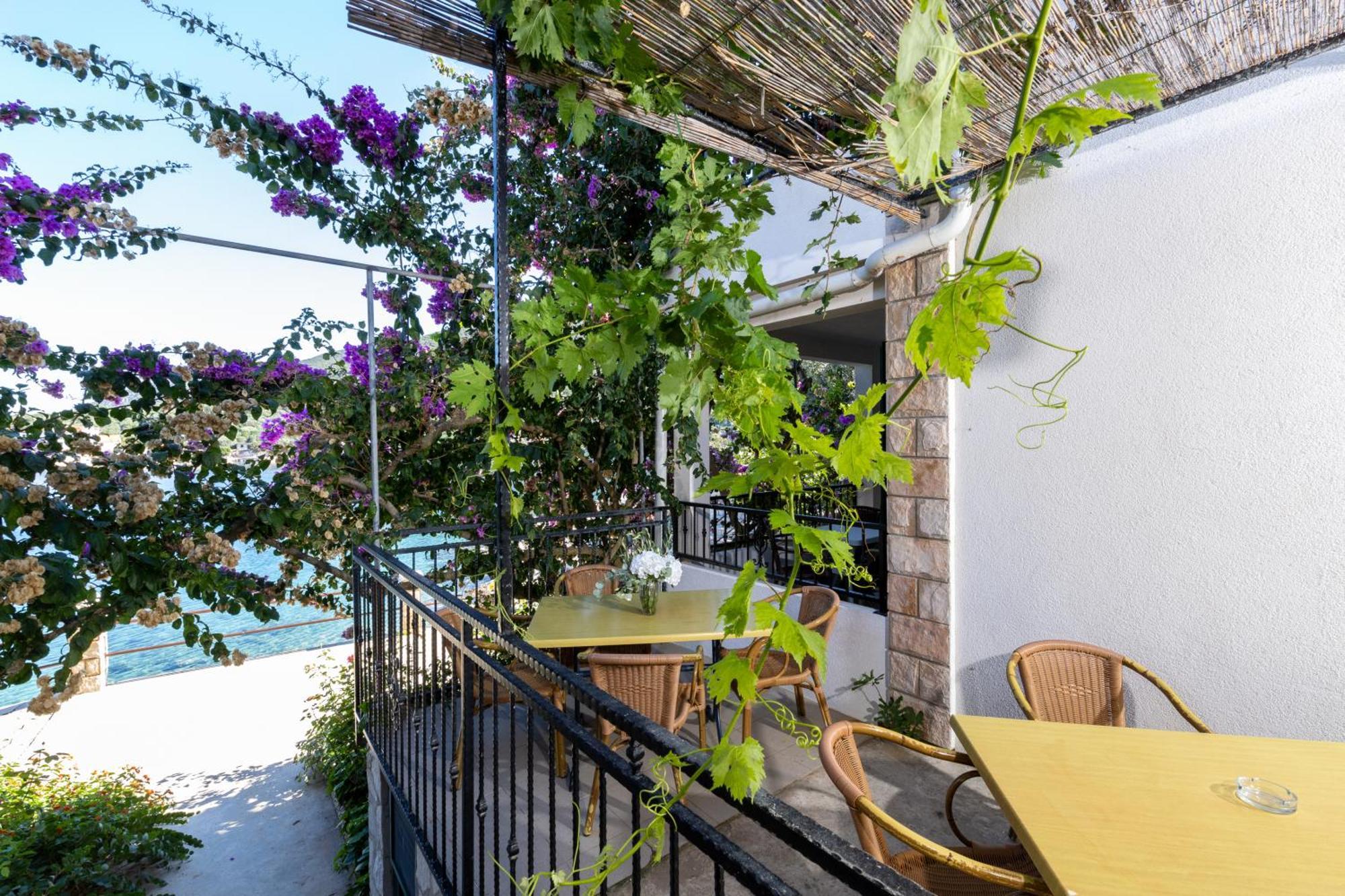 Apartmani Nikola Zastražišće Exterior foto