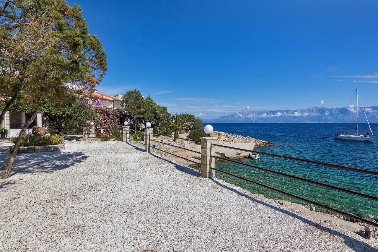 Apartmani Nikola Zastražišće Exterior foto